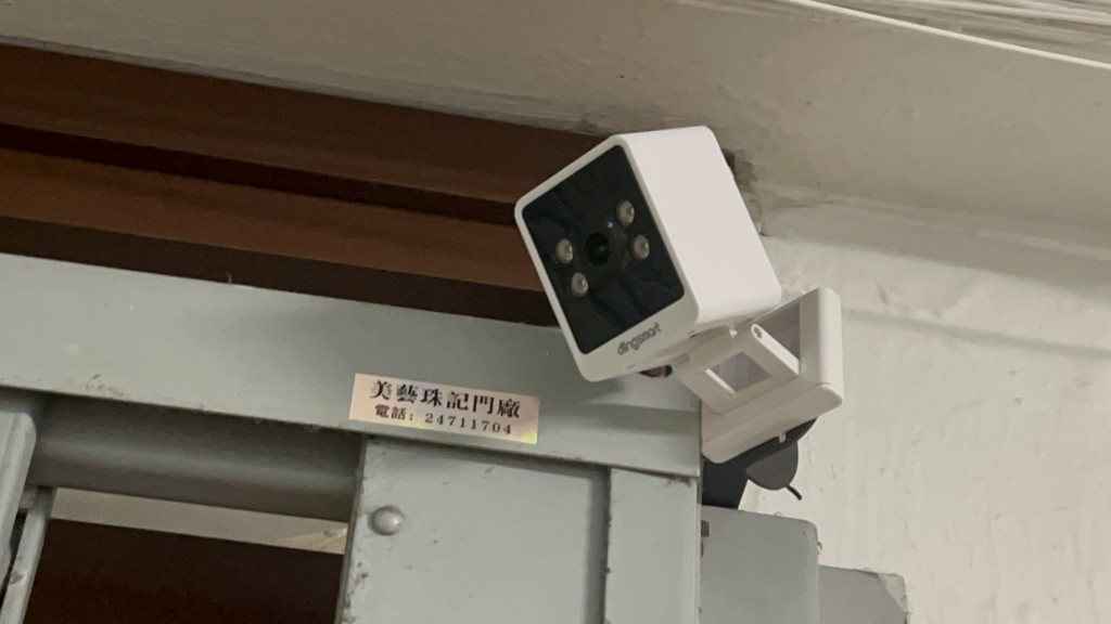 遇襲單位安裝了閉路電視,拍攝到事發一刻。楊偉亨攝 遇襲單位安裝了閉路電視,拍攝到事發一刻。楊偉亨攝