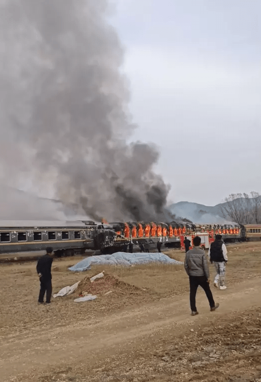 網傳河南有載客列車起火。