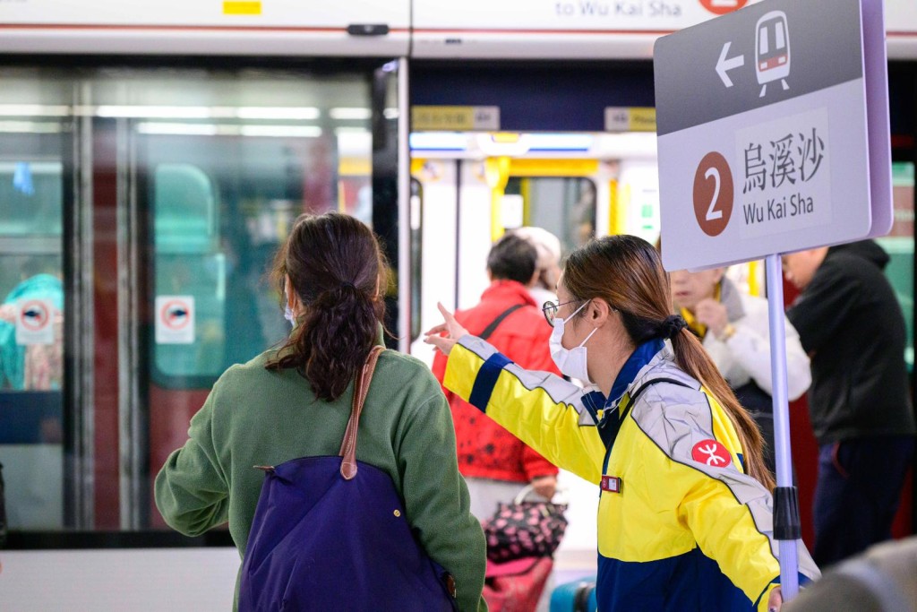 港鐵職員向乘客提供指示。