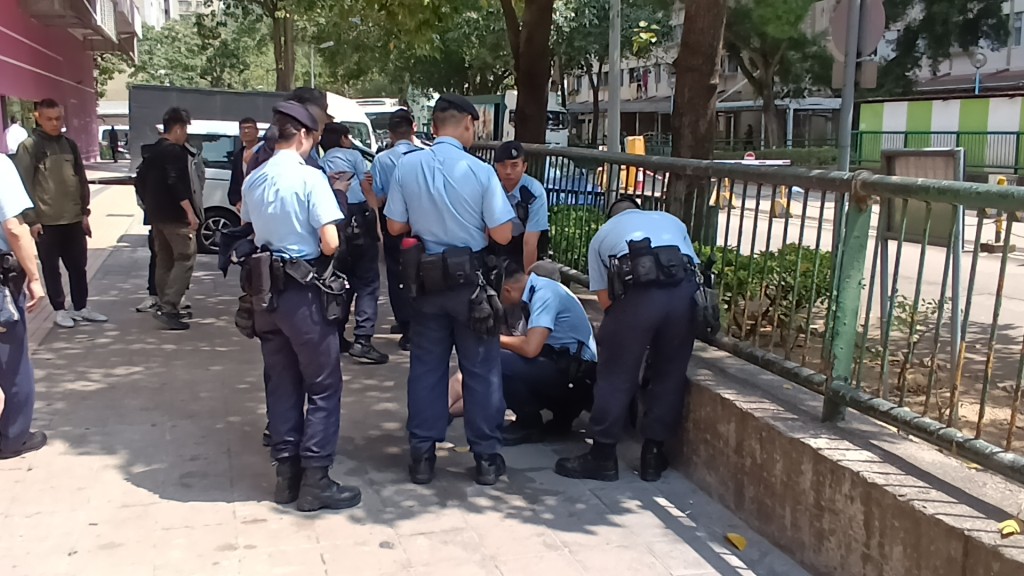 警员在公园寻获涉案男子。