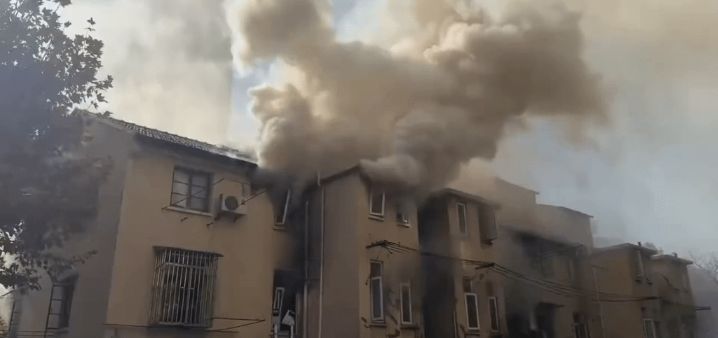 上海黃浦一小區突發火災，樓內冒出大量濃煙。