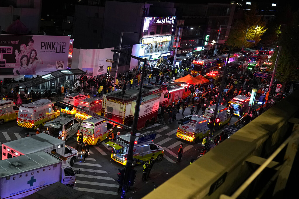 韩国梨泰院发生人踩人事件。AP图片