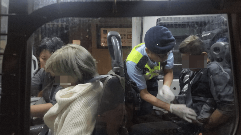 經搜查後,警員在車上及兩名乘客身上共檢獲十多粒懷疑「依托咪酯」煙彈及少量懷疑冰毒,隨即將兩人拘捕。黎志偉攝 經搜查後,警員在車上及兩名乘客身上共檢獲十多粒懷疑「依托咪酯」煙彈及少量懷疑冰毒,隨即將兩人拘捕。黎志偉攝