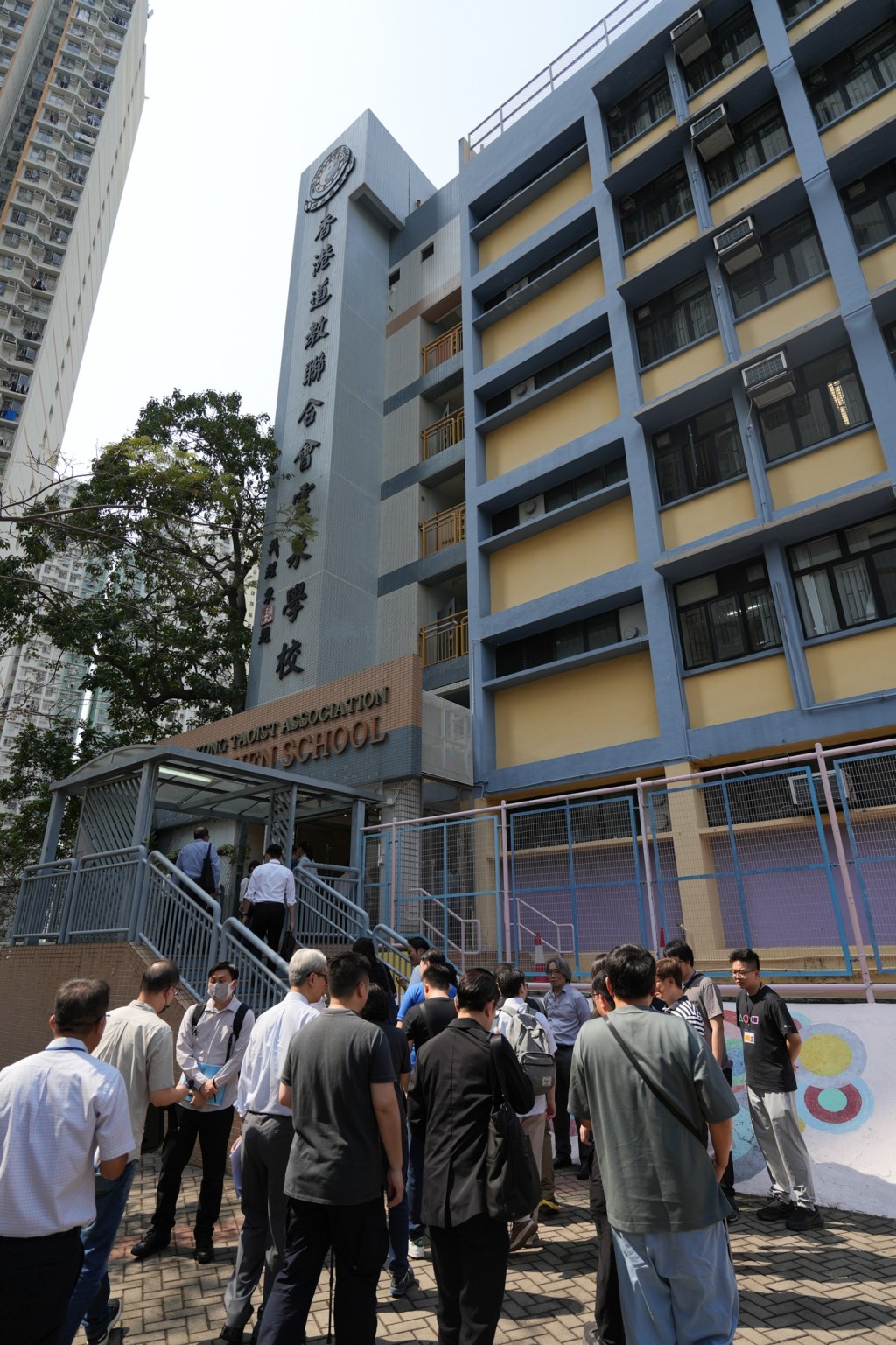 房屋局早前公布擬改裝位於牛頭角的前香港道教聯合會雲泉學校為過渡性房屋。何永賢FB