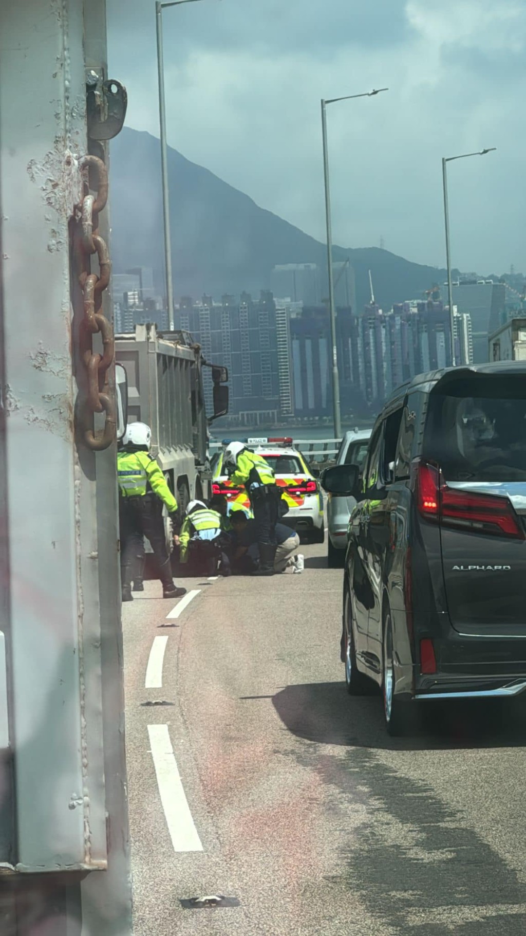 警方指示現場車輛減速，並封鎖一條行車線。網上圖片