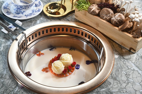 牛乳玫瑰鍋 $168
奶白色的北海道牛乳湯底加入適量玫瑰花提香，看着湯鍋中的白玫瑰花漸漸融化，相當治瘉。