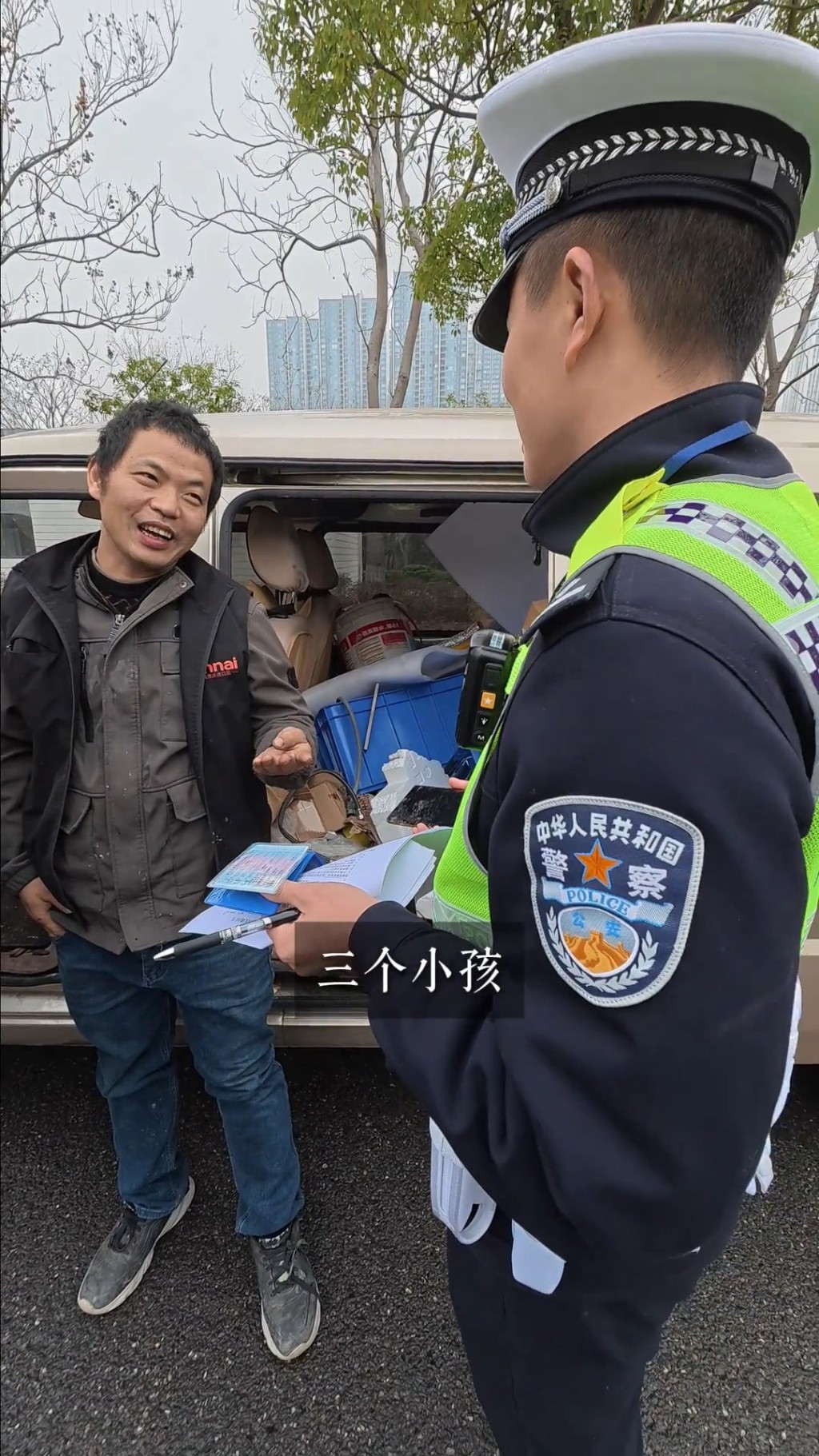 男司機因面對巨大經濟壓力，無奈非法改裝。抖音@大雄同學