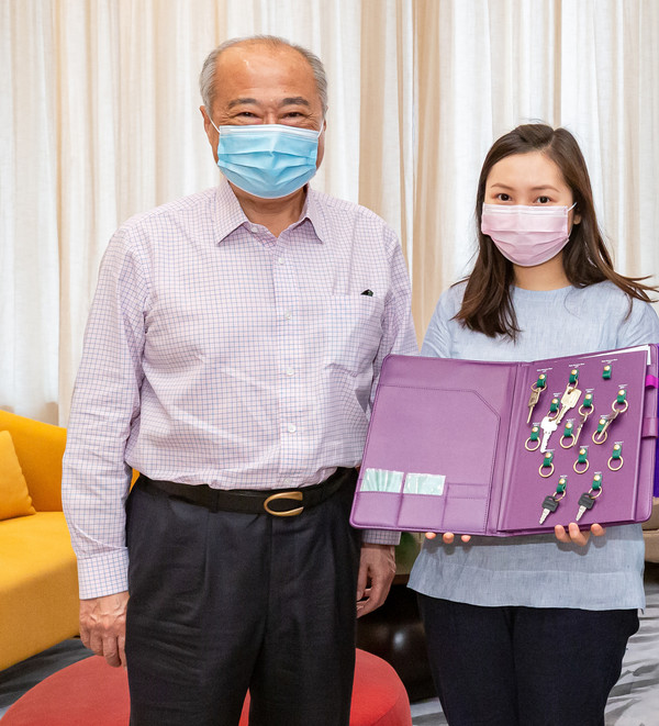 市建局主席周松崗(左)到煥然懿居,迎接首位預約單位交付的買家(右)見面,為她送上祝福。摯誠.志成(網誌)
