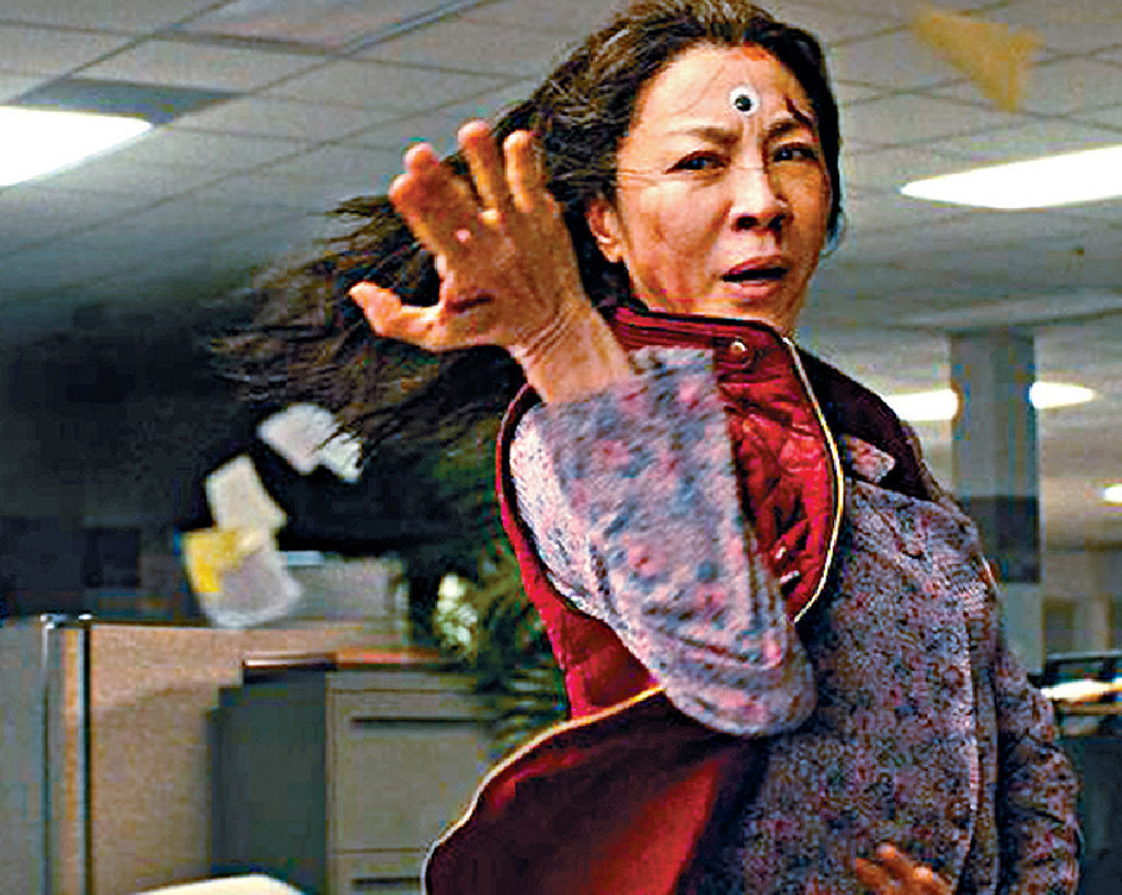■楊紫瓊憑《奇異女俠玩救宇宙》成為史上首位問鼎金像影后的華裔演員。
