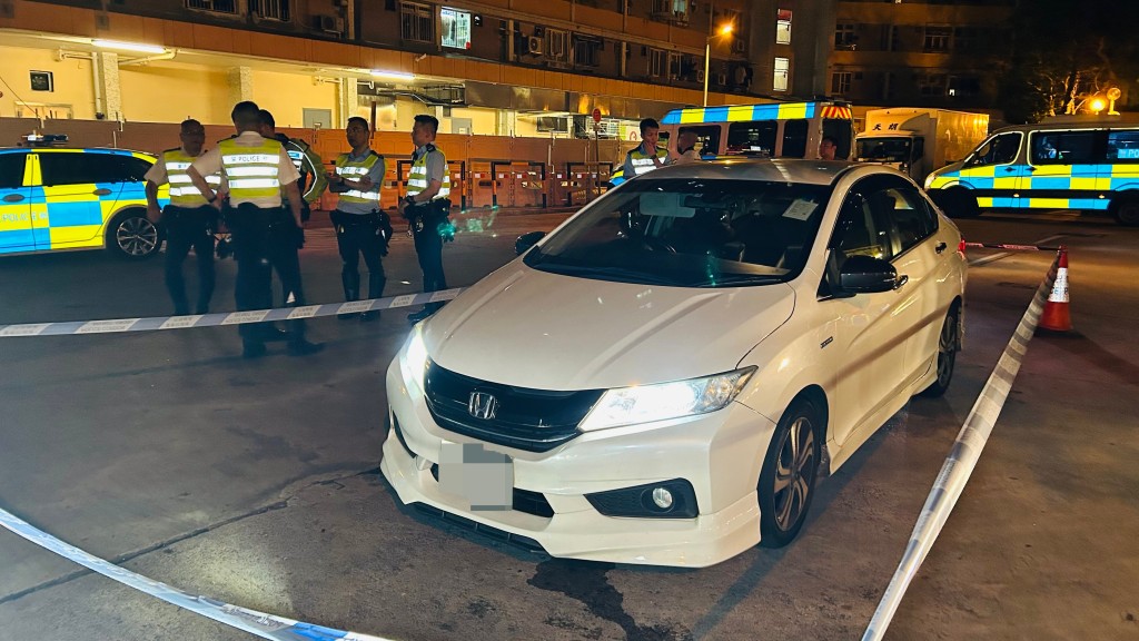 警員架起封鎖線調查。 警員架起封鎖線調查。