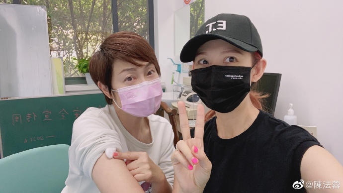 蔡少芬有好姊妹陳法蓉相伴完成第二針。