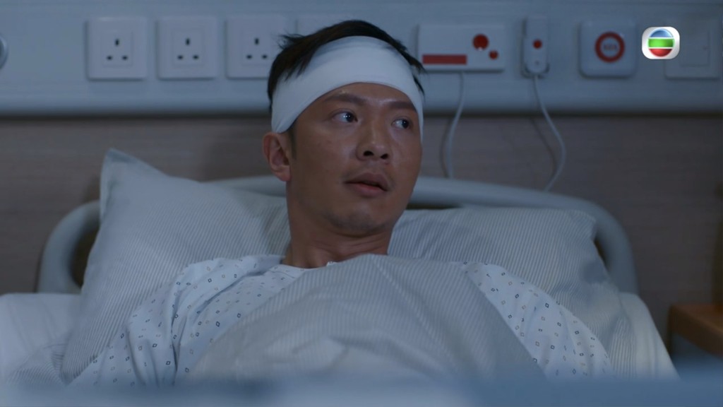 高鈞賢原本同是靚仔醫生，卻因一次意外被子彈射串頭部受傷。 （《白色強人II》劇照）