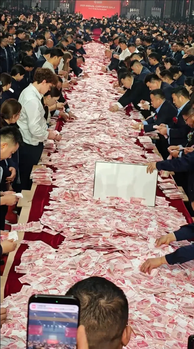 河南矿山起重机员工现场数钱画面曝光。 河南矿山起重机员工现场数钱画面曝光。