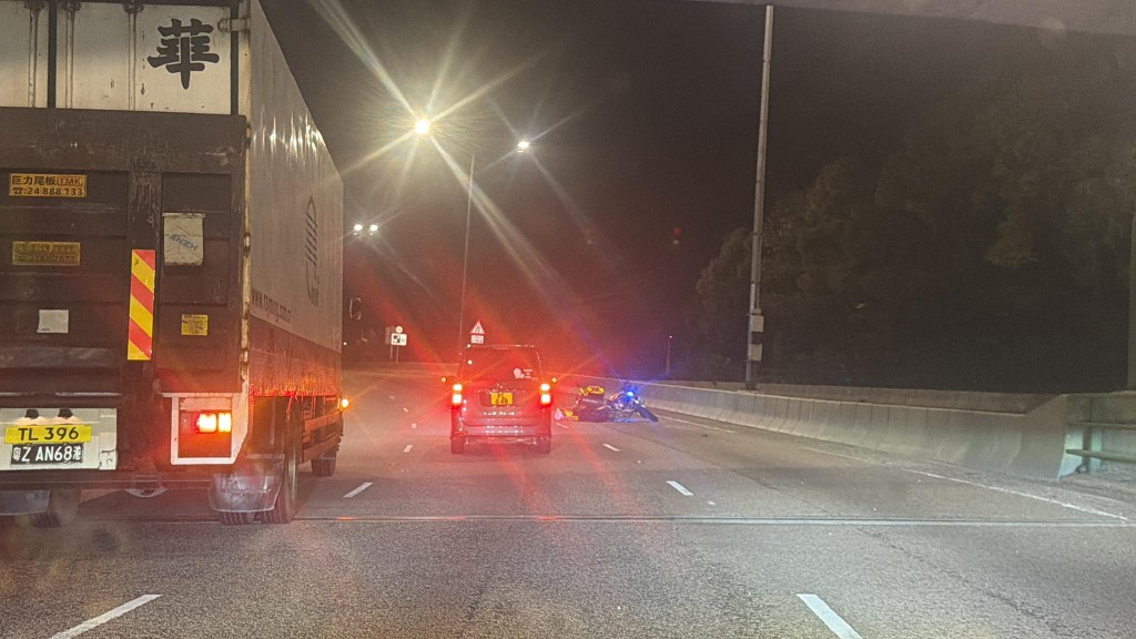 一輛救護電單車自炒翻側。fb「屯門公路塞車關注組」CharmingPomelo771圖片 一輛救護電單車自炒翻側。fb「屯門公路塞車關注組」CharmingPomelo771圖片