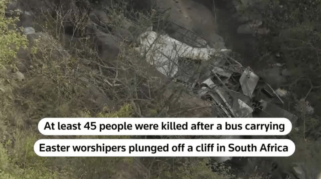 路透社報道，巴士墜入峽谷並曾起火，至少45人死亡。