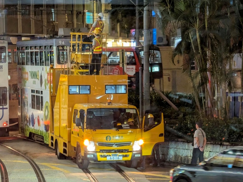 電車公司工程人員正在搶修。FB:香港交通及突發事故報料區 電車公司工程人員正在搶修。FB:香港交通及突發事故報料區