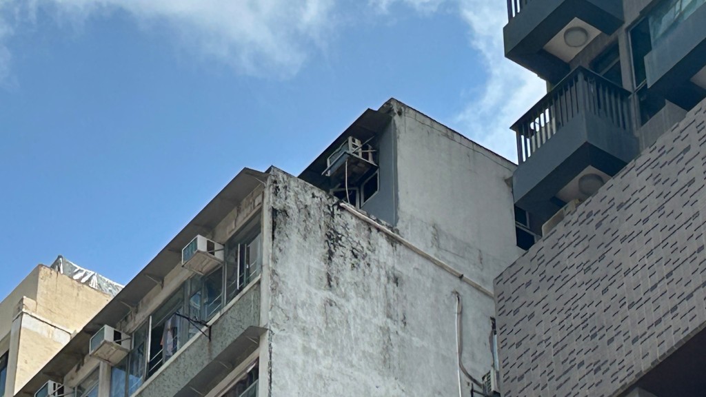 頂層起火單位外牆熏黑。蔡楚輝攝 頂層起火單位外牆熏黑。蔡楚輝攝
