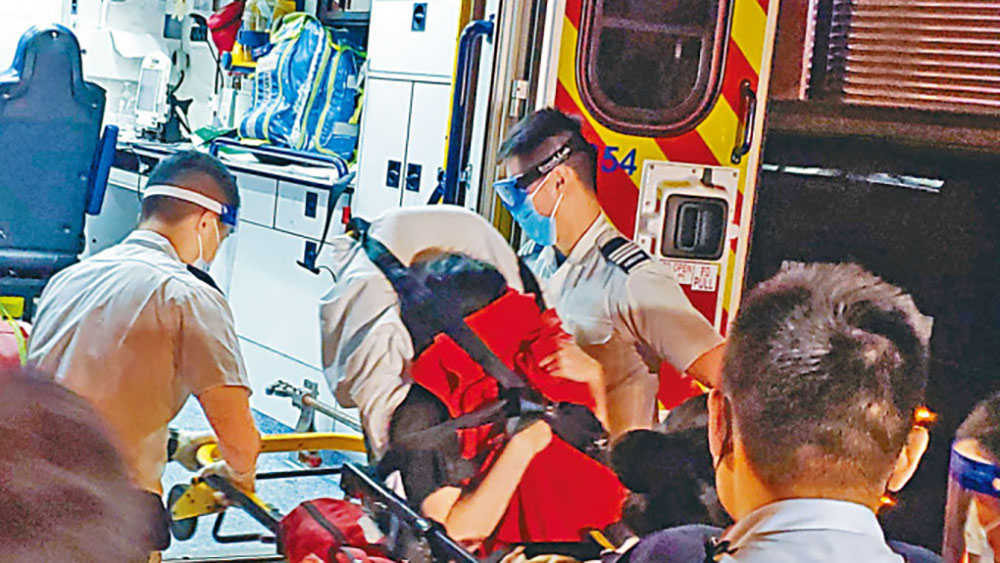 涉案懷孕母親企跳被制服送院。資料圖片