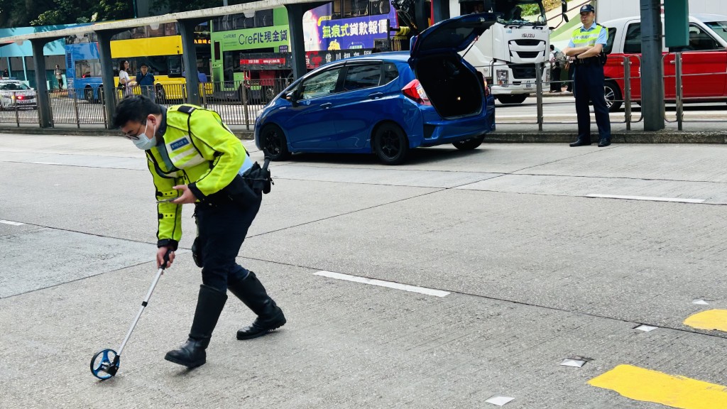 警员在马路上度尺。