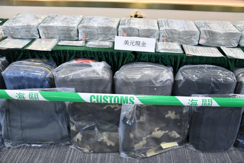 海关在单位内检获大量行李箧用作运钱。杨伟亨摄