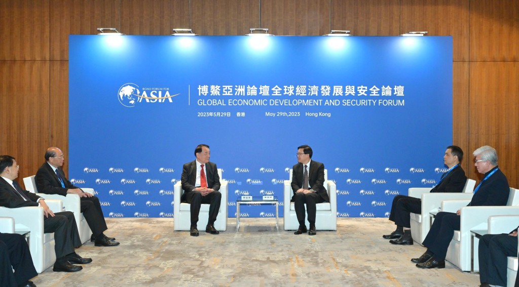 李家超（右三）與博鰲亞洲論壇秘書長李保東（左三）會面。政府新聞處