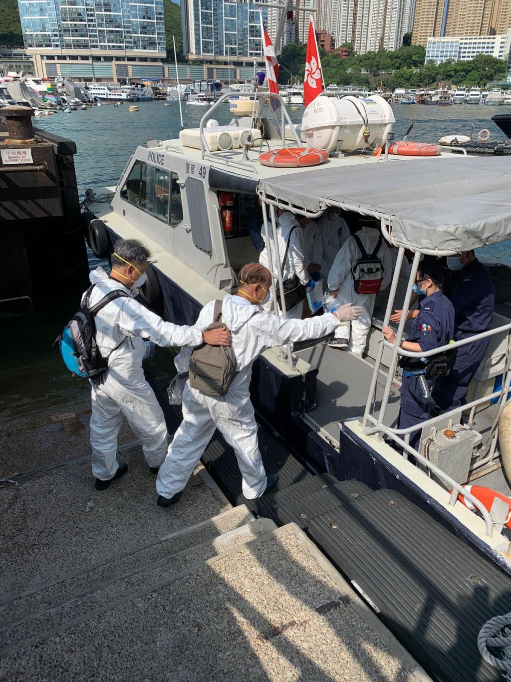 警方昨日聯同衞生署人員於登上該貨船進行搜證及檢取相關證物。警方圖片