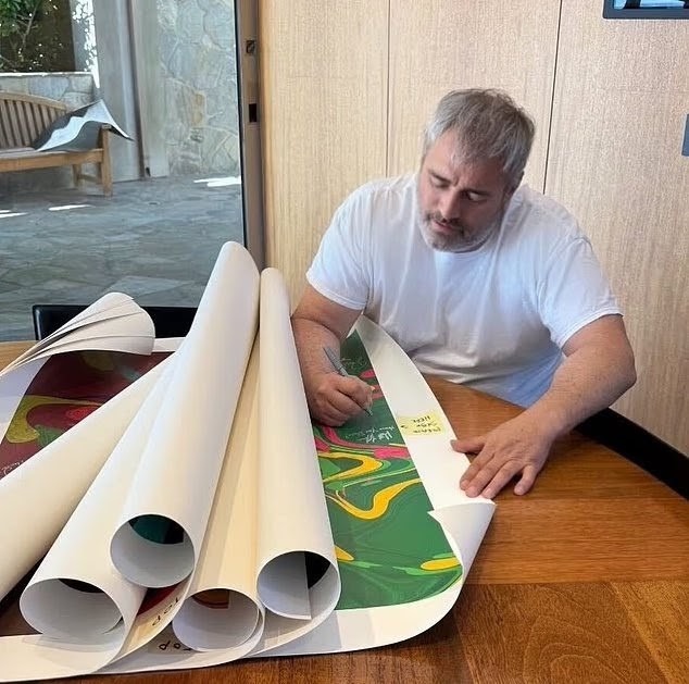 與馬修最老友的麥勒邦,在為慈善畫作簽名時仍一臉落漠。 與馬修最老友的麥勒邦,在為慈善畫作簽名時仍一臉落漠。