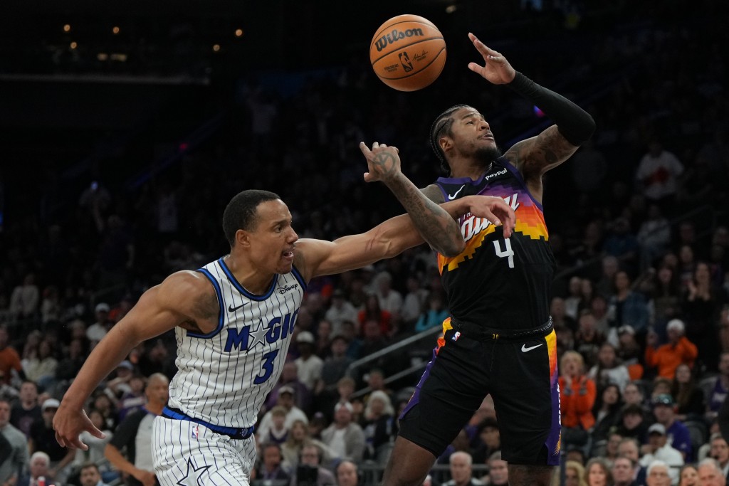 巴尼(左)虽高效表现攻入全场最高的34分,但在首个加时开局仅1分钟便犯满离场,成为比赛转折点。AP 巴尼(左)虽高效表现攻入全场最高的34分,但在首个加时开局仅1分钟便犯满离场,成为比赛转折点。AP