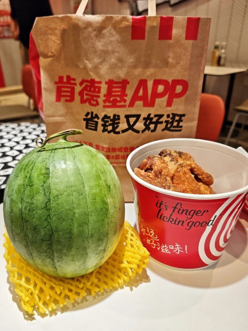 中國KFC去年推出過賣炸雞西瓜活動。小紅書@taiyang 中國KFC去年推出過賣炸雞西瓜活動。小紅書@taiyang