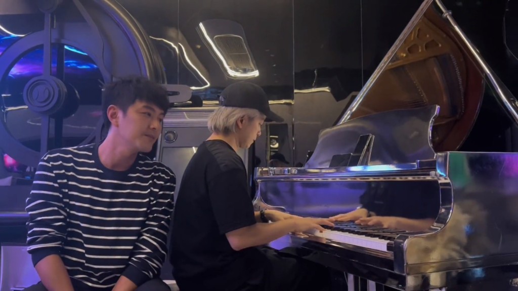 蕭正楠於抖音分享新片，由張彥博為他彈琴伴奏唱出歌神張學友的《還是覺得你最好》。
