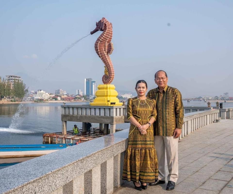 貢布省省長周二視察海馬雕像。 貢布旅遊局fb