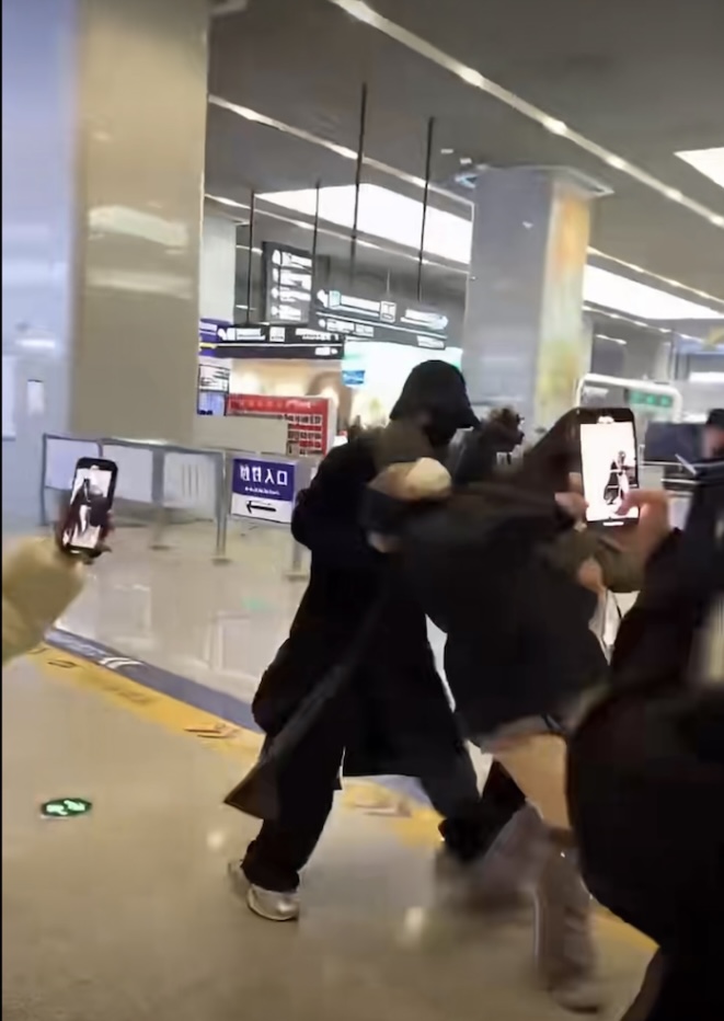 靈超伸手一拉,女生往後倒。 靈超伸手一拉,女生往後倒。