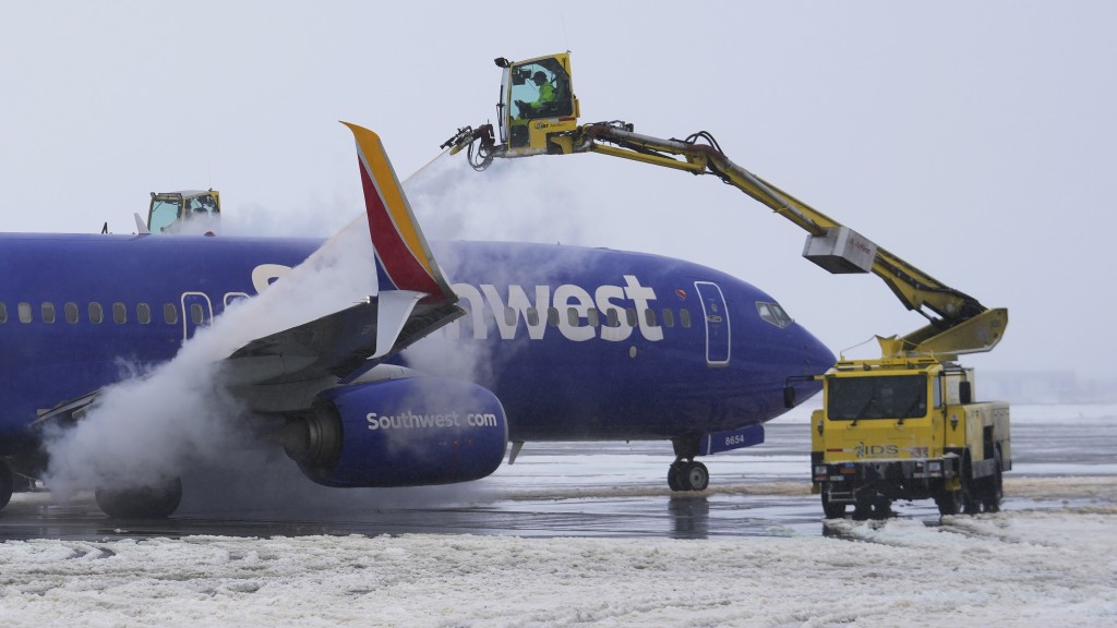 受到暴风雪影响，周四(23日)有超过1550班机取消，约28万户停电。AP