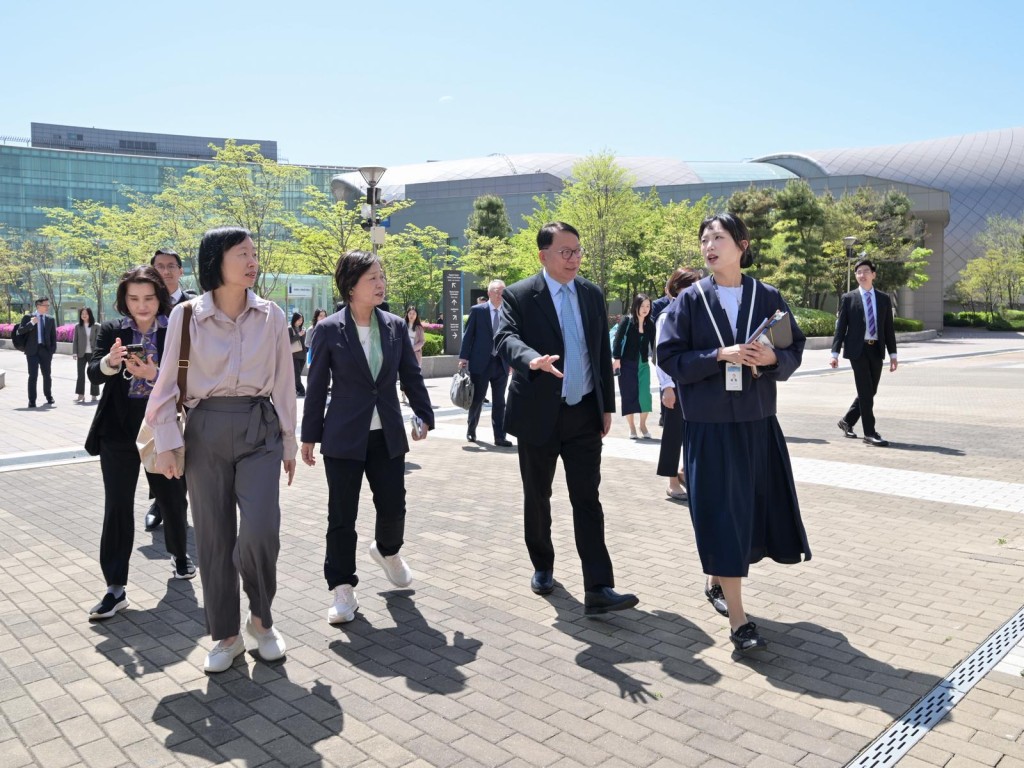 陈国基（右二）、教育局局长蔡若莲（右三）及代表团考察仁川国际大学城。政府新闻处图片