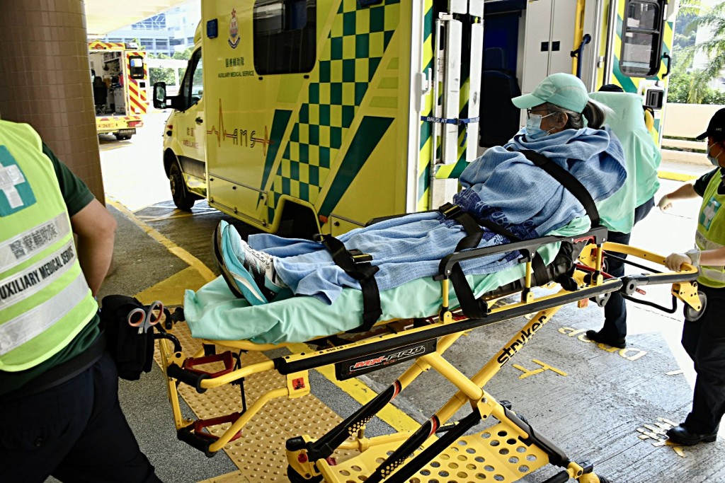 女跑手送院治理。楊偉亨攝 女跑手送院治理。楊偉亨攝