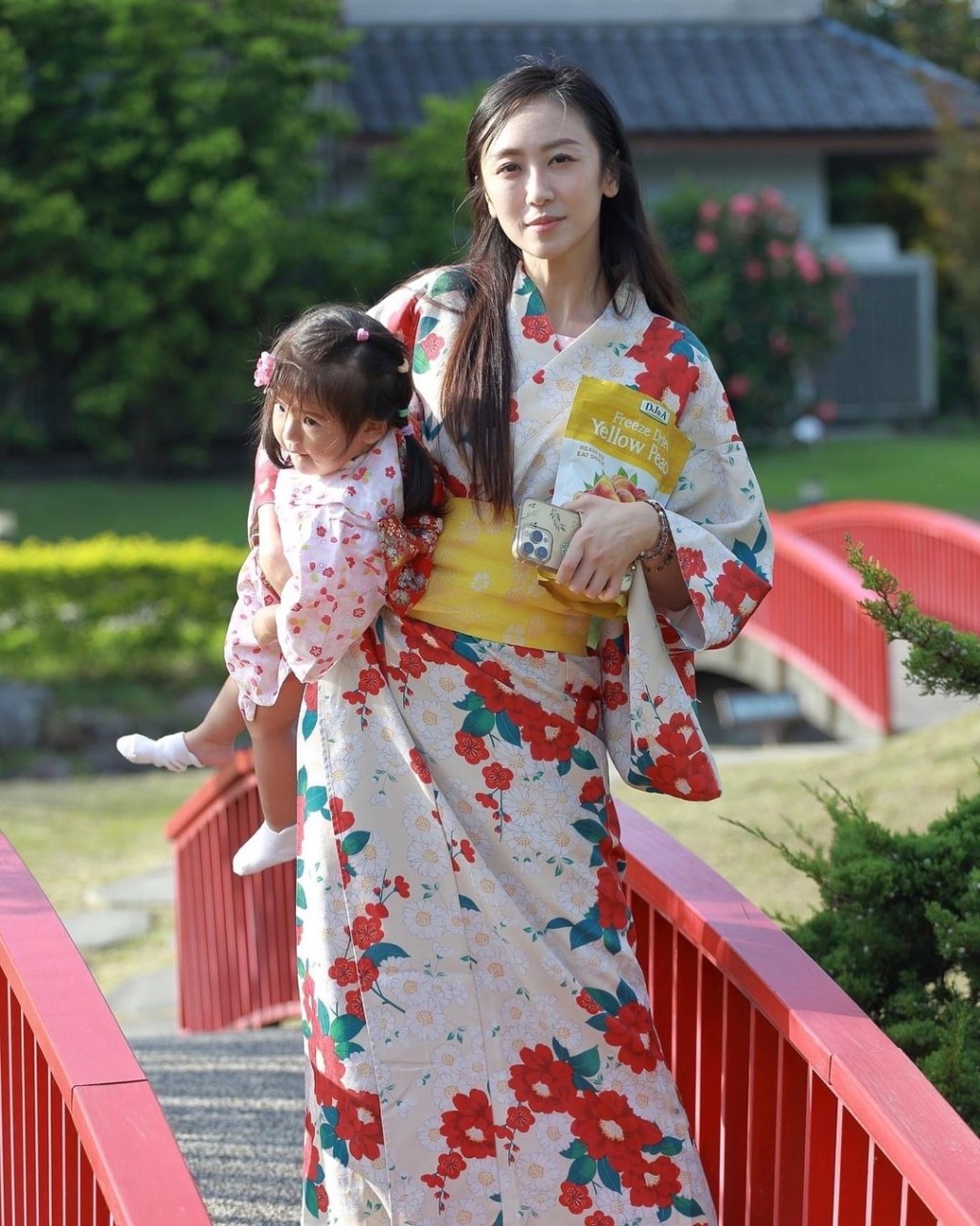 蔡允潔同女兒合影。