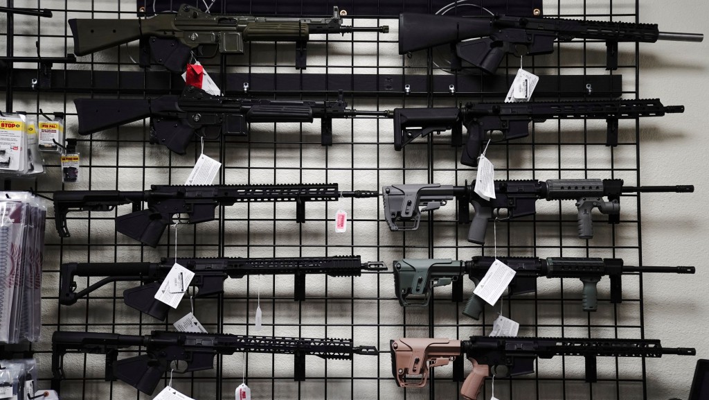 加州一家枪店内的AR-15步枪。 路透社