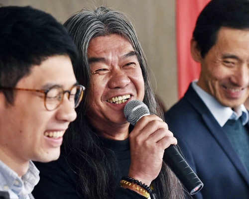 上诉庭裁定梁国雄(中)败诉。