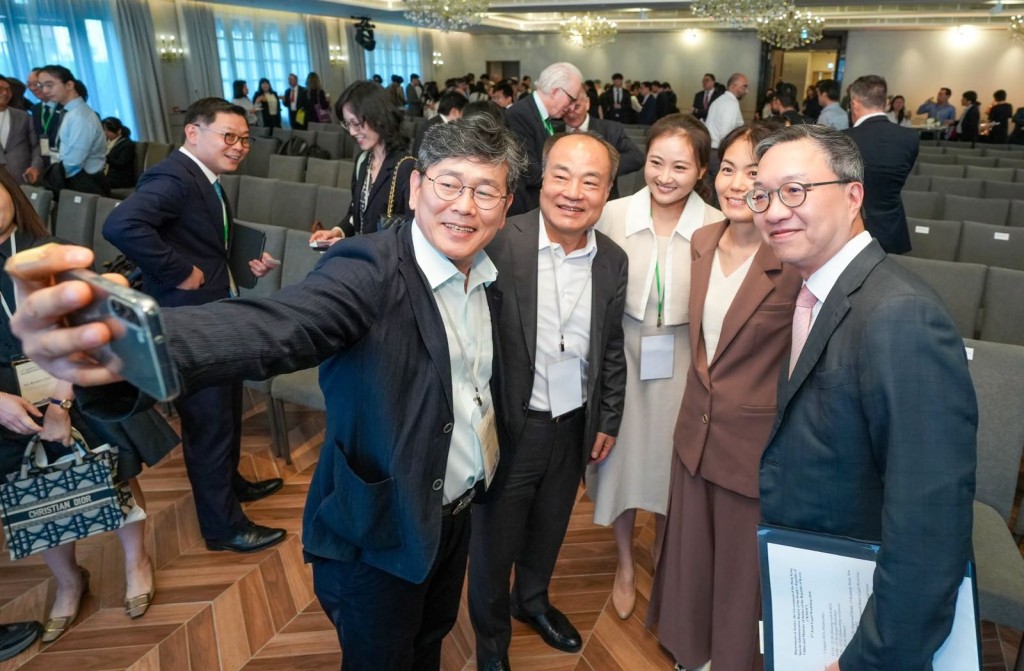 香港法律專業人士亦積極參與韓國舉辦的「Seoul ADR Festival」等重要爭議解決活動,分享包括人工智能應用於仲裁等新興議題的最新見解。 香港法律專業人士亦積極參與韓國舉辦的「Seoul ADR Festival」等重要爭議解決活動,分享包括人工智能應用於仲裁等新興議題的最新見解。