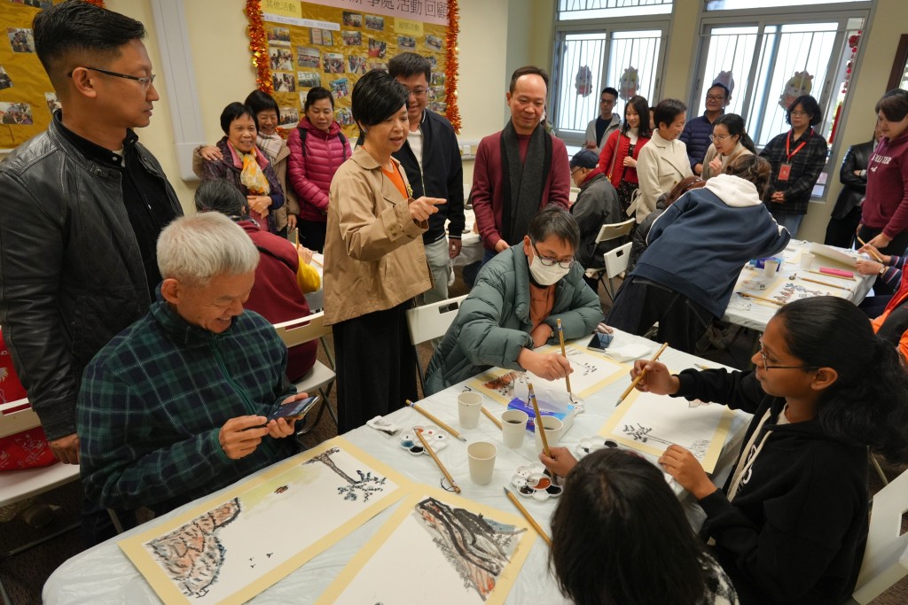 何永賢到達啟田邨時，街坊畫作已經幾近完成。何永賢fb