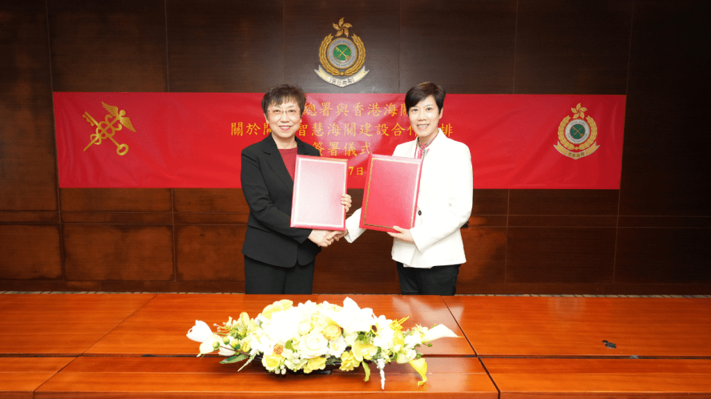 海關關長何珮珊(右)與國家海關總署副署長呂偉紅(左)在香港海關總部大樓簽署《海關總署與香港海關關於開展智慧海關建設合作安排》。
