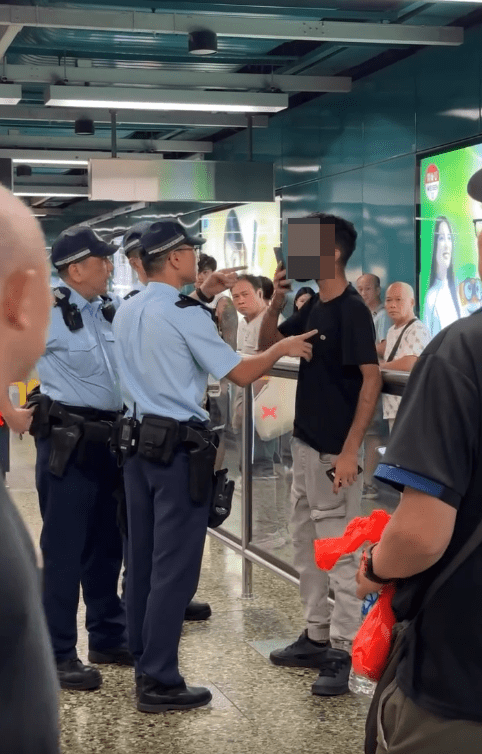 一名戴眼鏡的男警要求男子保持冷靜，警長同時亦作出第一次口頭警告。henryychannn@Threads片段截圖
