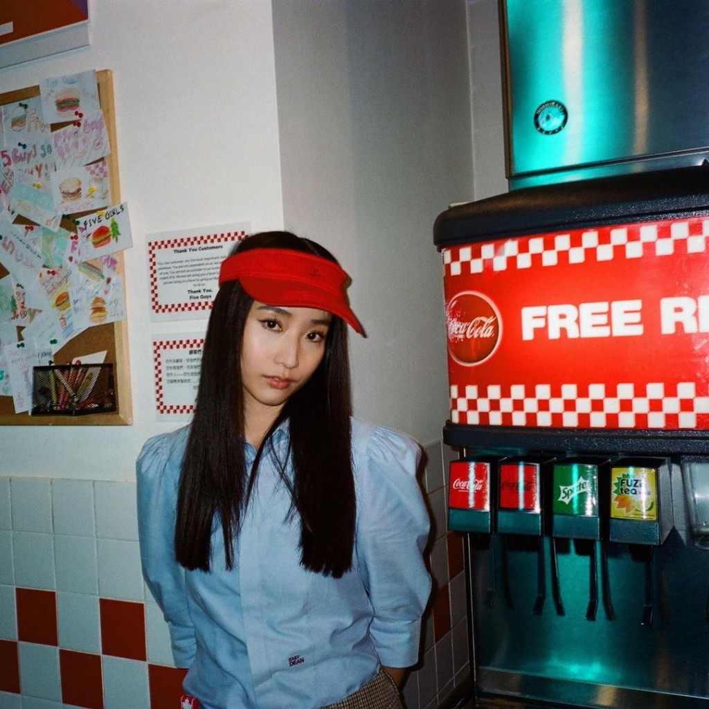 MV中，蔓莎飾演快餐店店員。