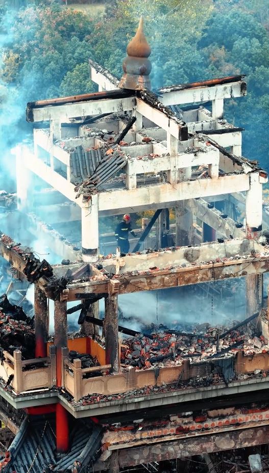 永慶寺的仿古文昌閣被燒通頂。抖音@瞰見·中國