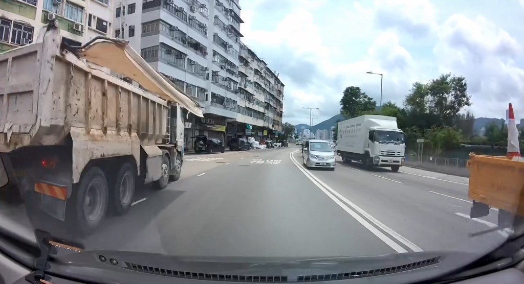 泥頭車右邊的面板被升起。Threads@kevinchung片段截圖 泥頭車右邊的面板被升起。Threads@kevinchung片段截圖