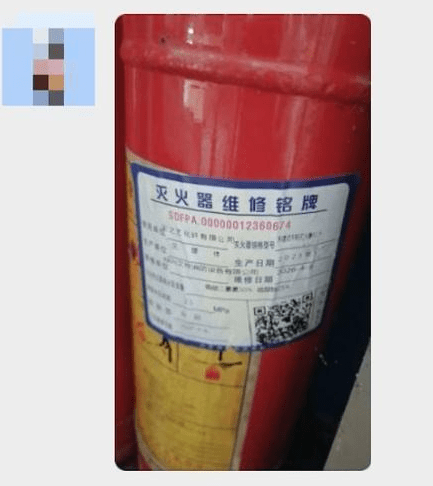 已贴好假灭火桶维修合格证的灭火桶。新京报
