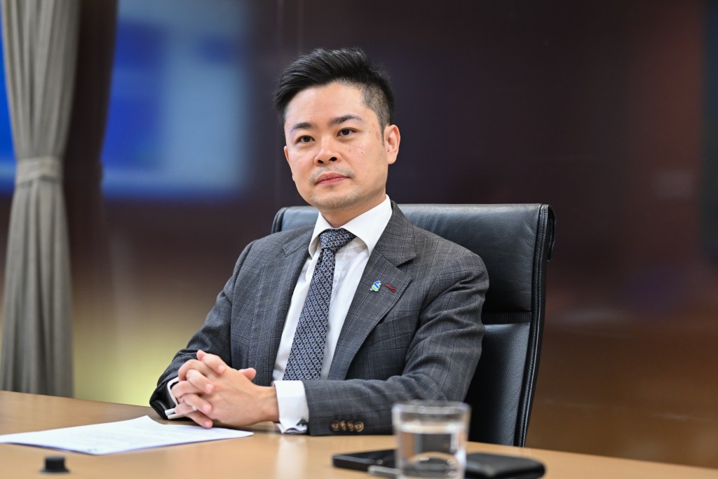 渣打香港財富方案業務主管何文俊表示,截至上周五,4個基金組合的回報介乎4.6%至12.05%。 劉駿軒 攝 渣打香港財富方案業務主管何文俊表示,截至上周五,4個基金組合的回報介乎4.6%至12.05%。 劉駿軒 攝