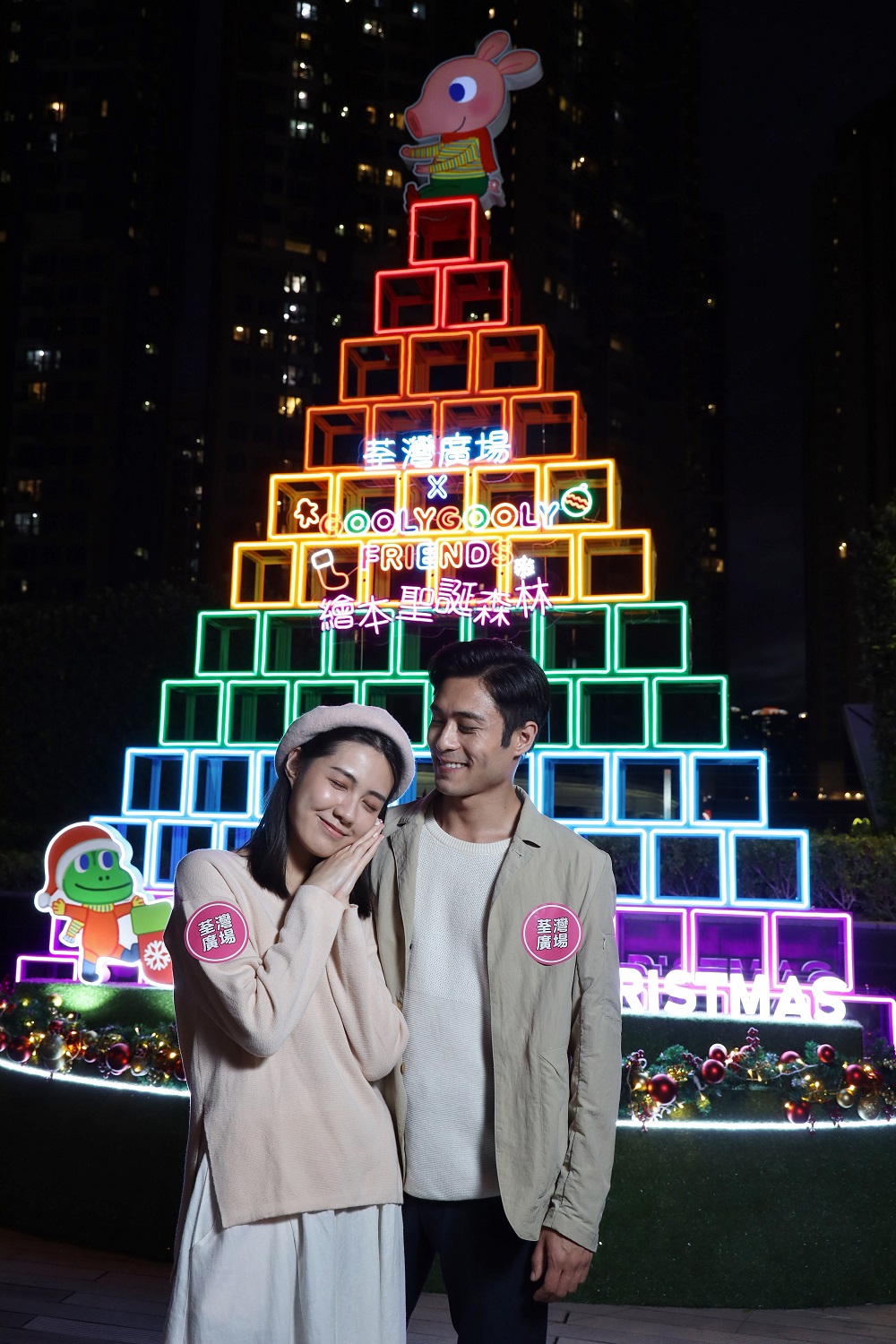 5米高幻彩叠影圣诞树在夜空中份外耀眼。 5米高幻彩叠影圣诞树在夜空中份外耀眼。