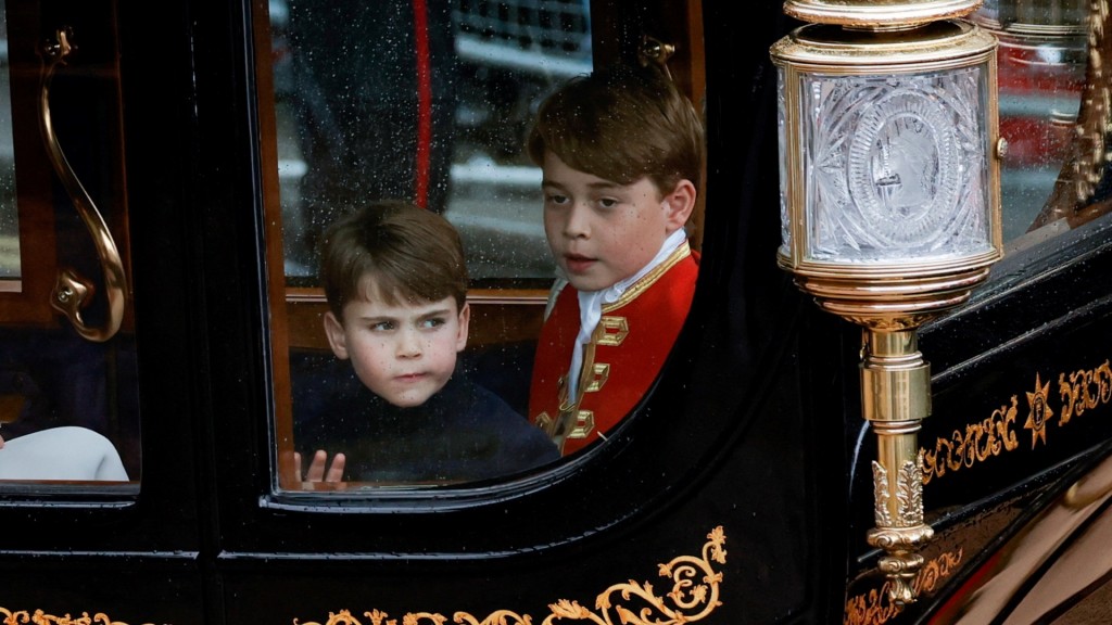 路易小王子和哥哥喬治王子，一家人乘坐馬車返回白金漢宮。 路透社