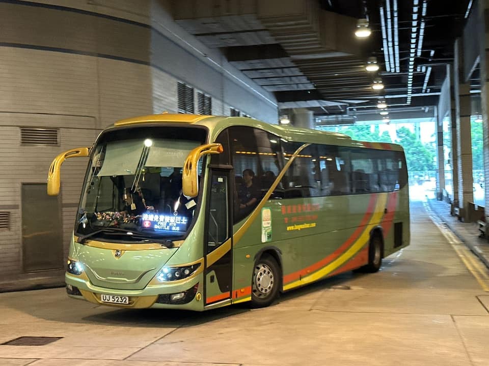港鐵提供免費接駁巴士，來往九龍塘站及沙田站，沿途經大圍站。網上圖片